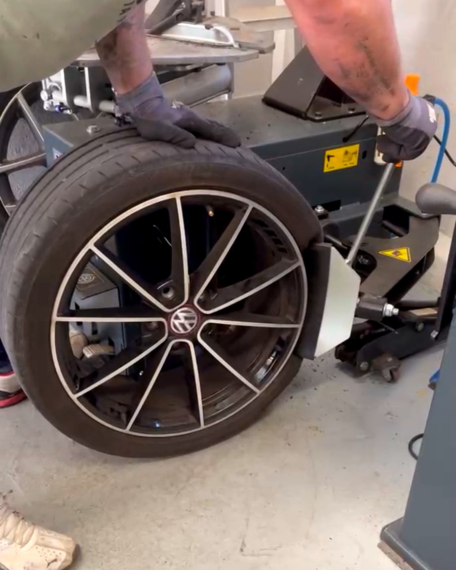 Reifenwerkstatt VW Felge in Action