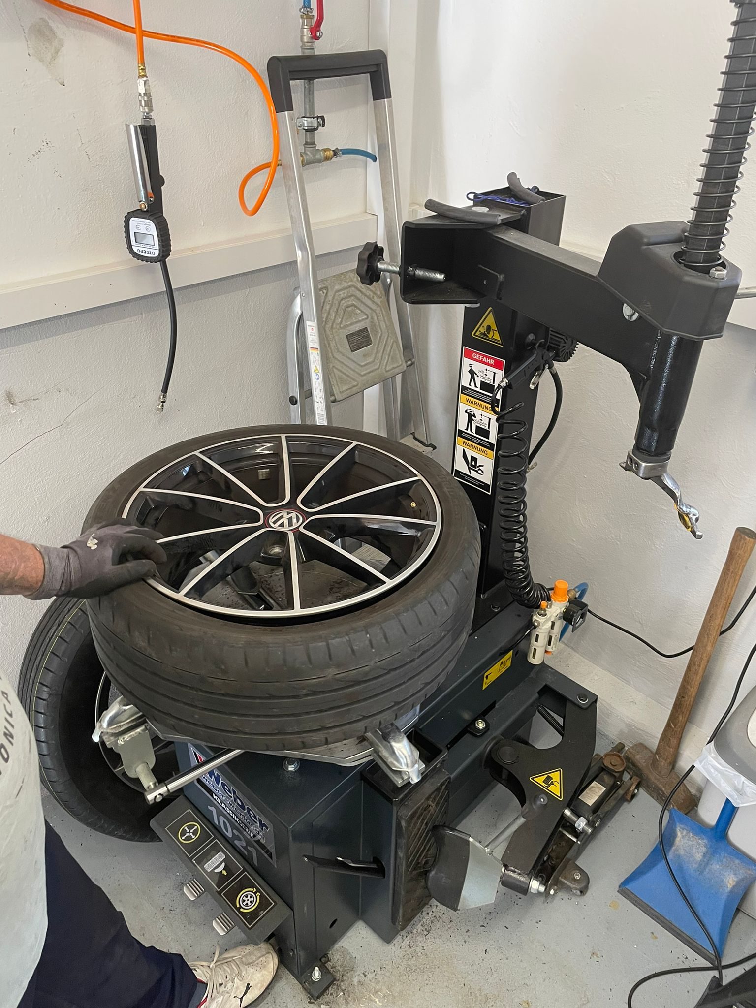 Workshop of Cseh Reifenservice in Berkheim: mounting a tyre on the tyre changer