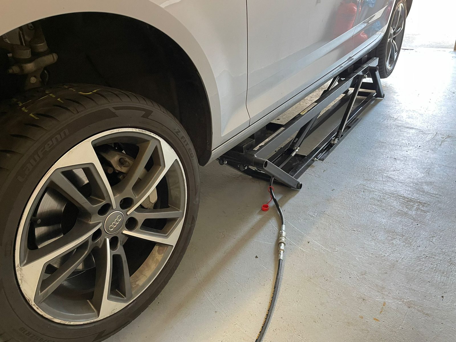 Changing a wheel on the lift at Cseh Reifenservice