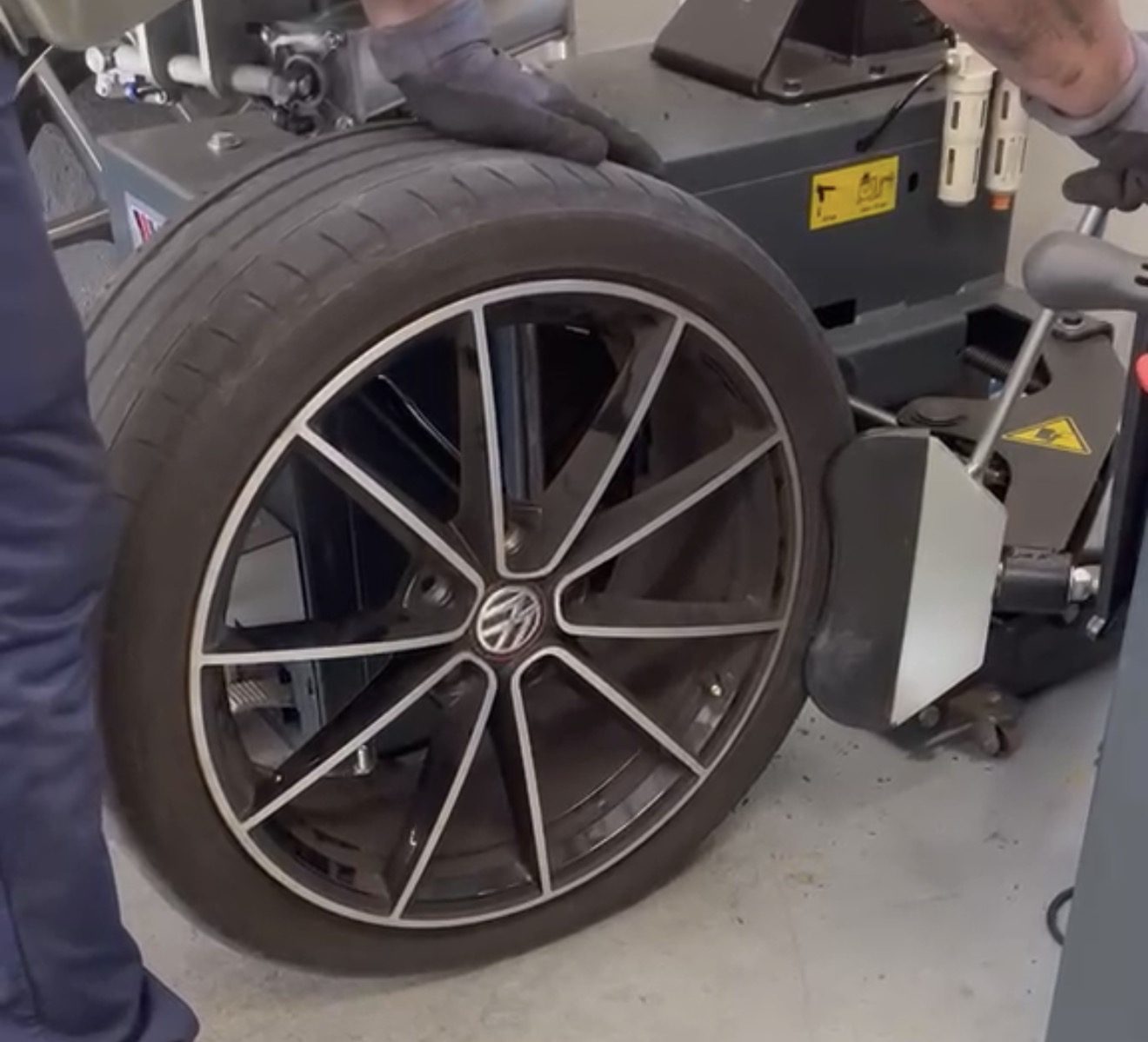 Balancing a wheel at Cseh Reifenservice